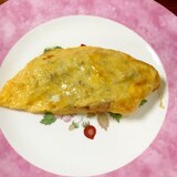 ひき肉野菜炒めのチーズオムレツ